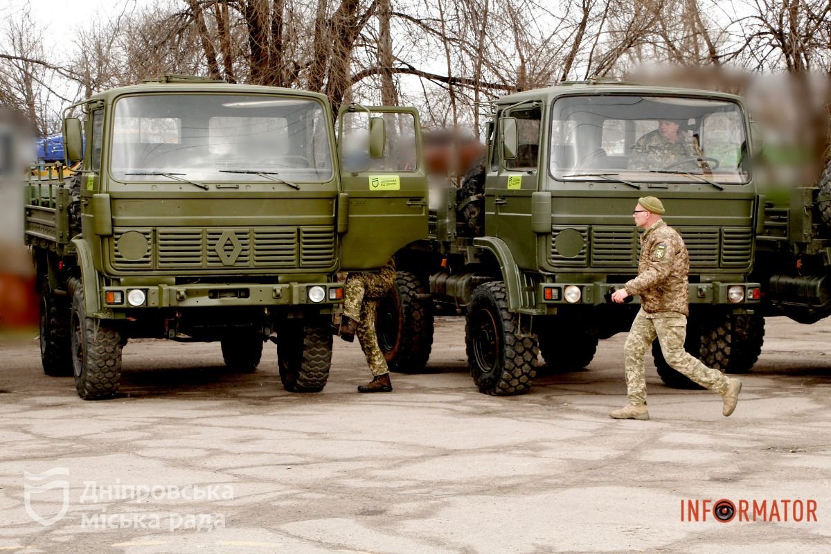 На передову відправили ще 12 вантажівок високої прохідності На передову відправили ще 12 вантажівок високої прохідності