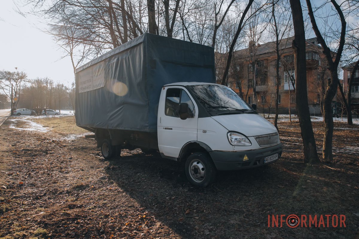 У Дніпрі на Новоорловській зіштовхнулися Renault служби таксі та "ГАЗель" 8