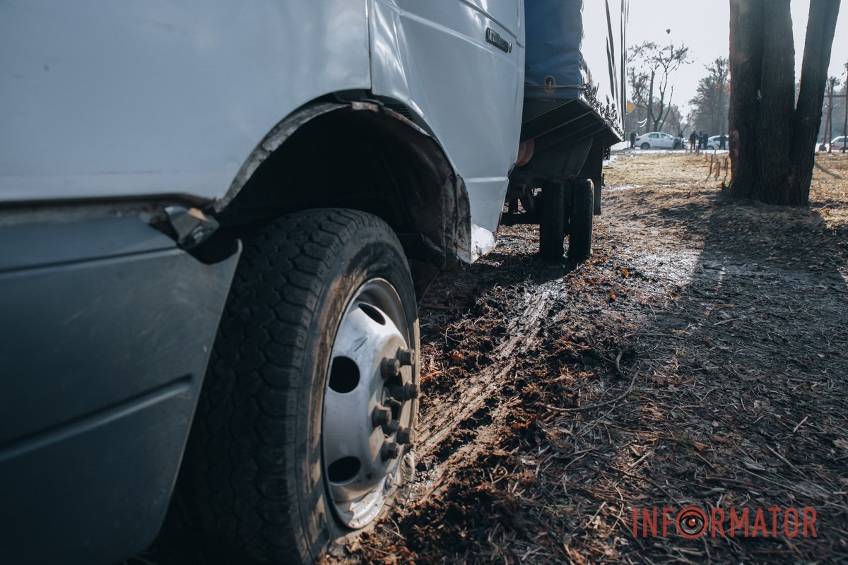 У Дніпрі на Новоорловській зіштовхнулися Renault служби таксі та "ГАЗель" 10