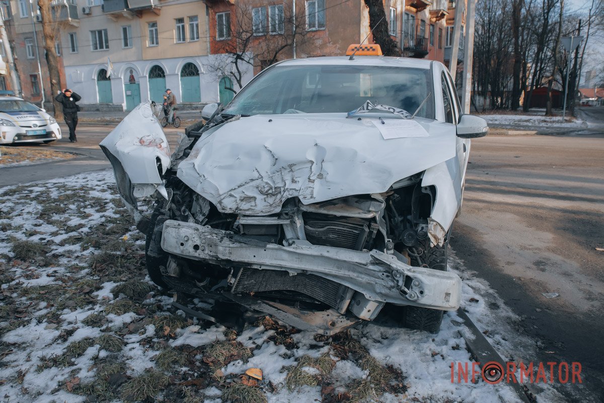У Дніпрі на Новоорловській зіштовхнулися Renault служби таксі та "ГАЗель" 4