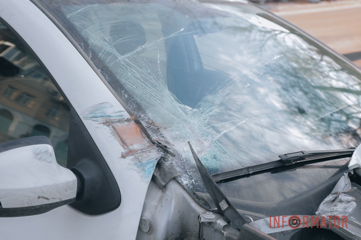 У Дніпрі на Новоорловській зіштовхнулися Renault служби таксі та "ГАЗель" 1