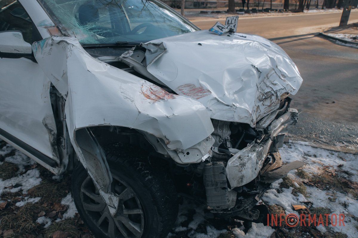 У Дніпрі на Новоорловській зіштовхнулися Renault служби таксі та "ГАЗель" 9