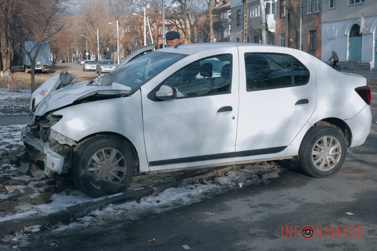 У Дніпрі на Новоорловській зіштовхнулися Renault служби таксі та "ГАЗель" 5