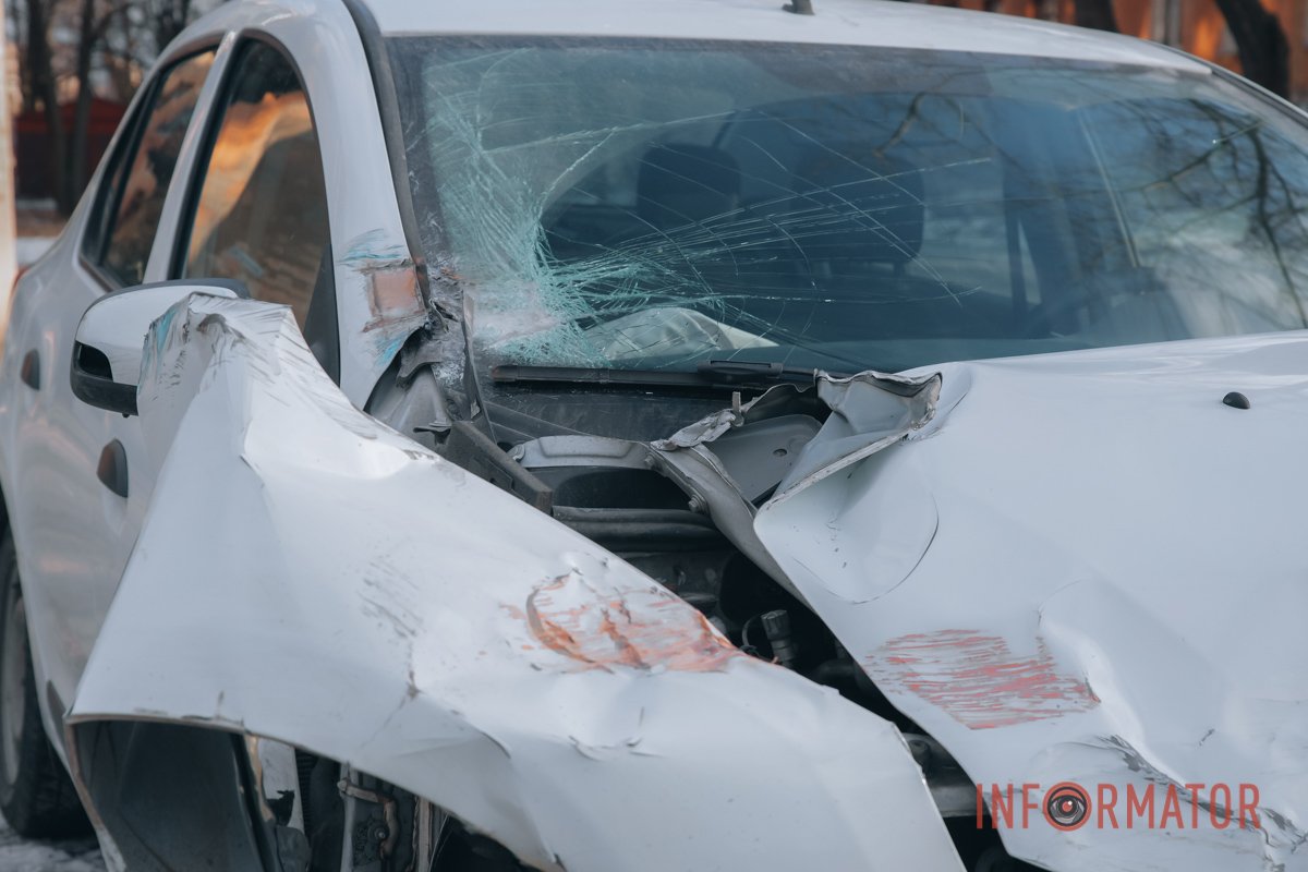 У Дніпрі на Новоорловській зіштовхнулися Renault служби таксі та "ГАЗель" 2