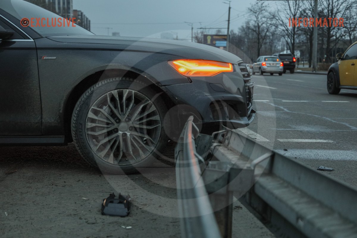 Audi врізалася у відбійник Audi врізалася у відбійник