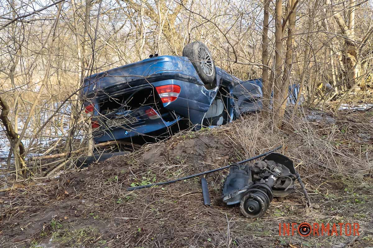 Тут BMW з‘їхав у кювет та перекинувся на дах Тут BMW з‘їхав у кювет та перекинувся на дах