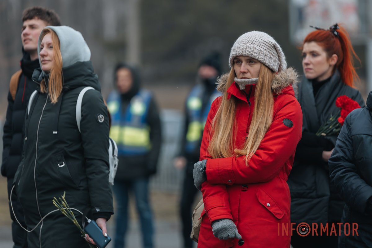 Цветы и слезы: у уничтоженного дома на Победе в Днепре на 40-й день после  трагедии почтили память погибших