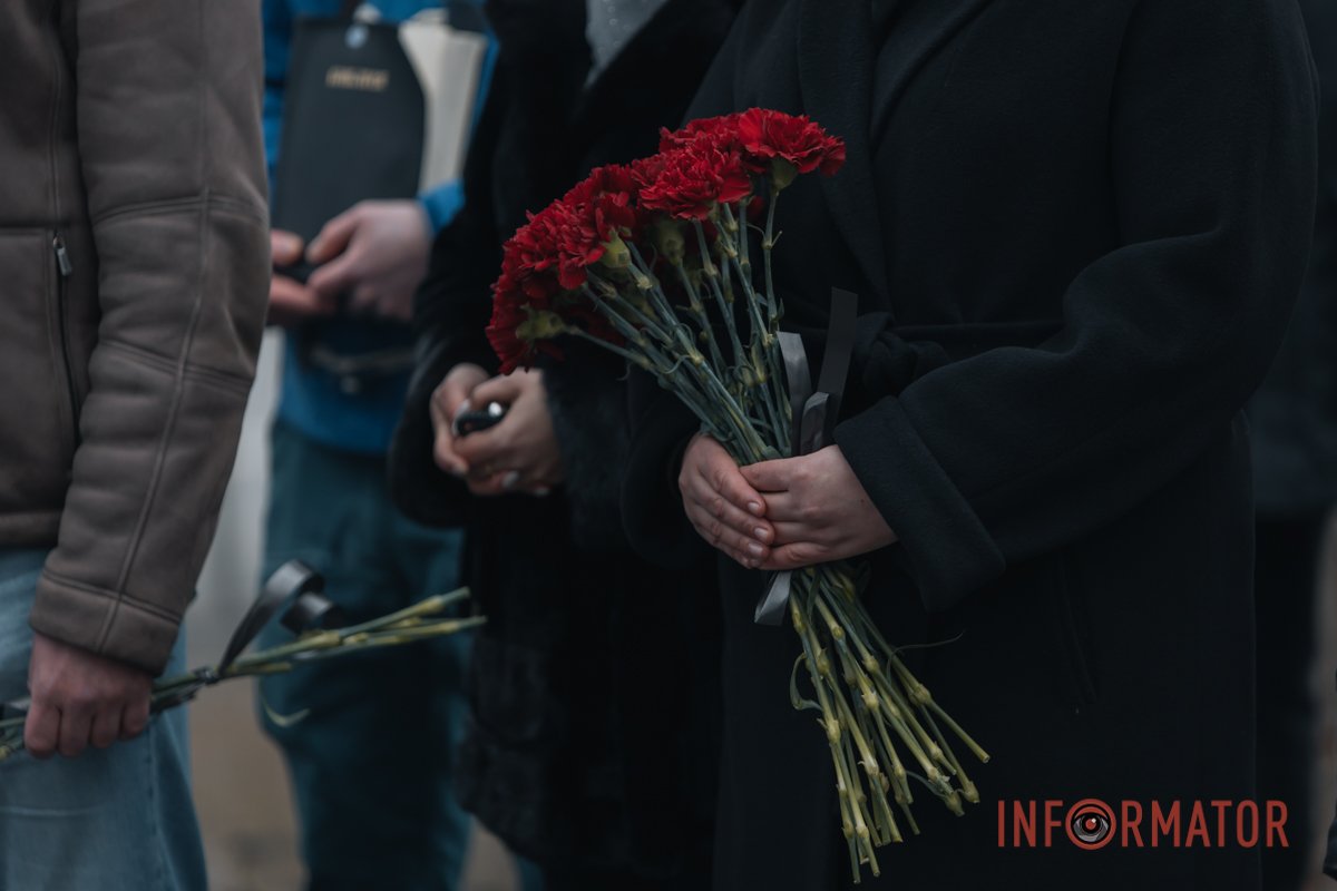 Принесли квіти і свічки