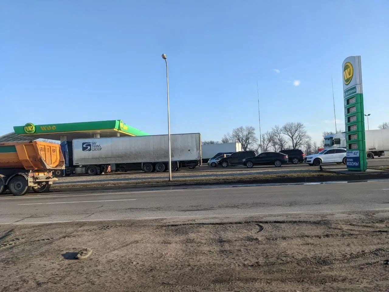 Біля заправок стояло багато машин