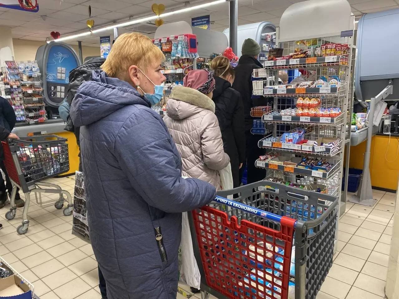 Магазини були заповнені людьми