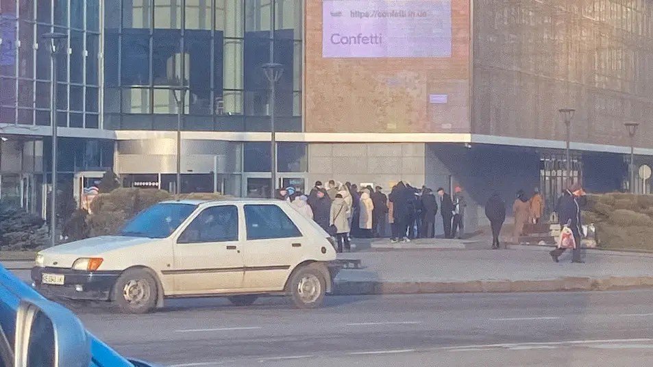 Перед банкоматами теж були великі черги