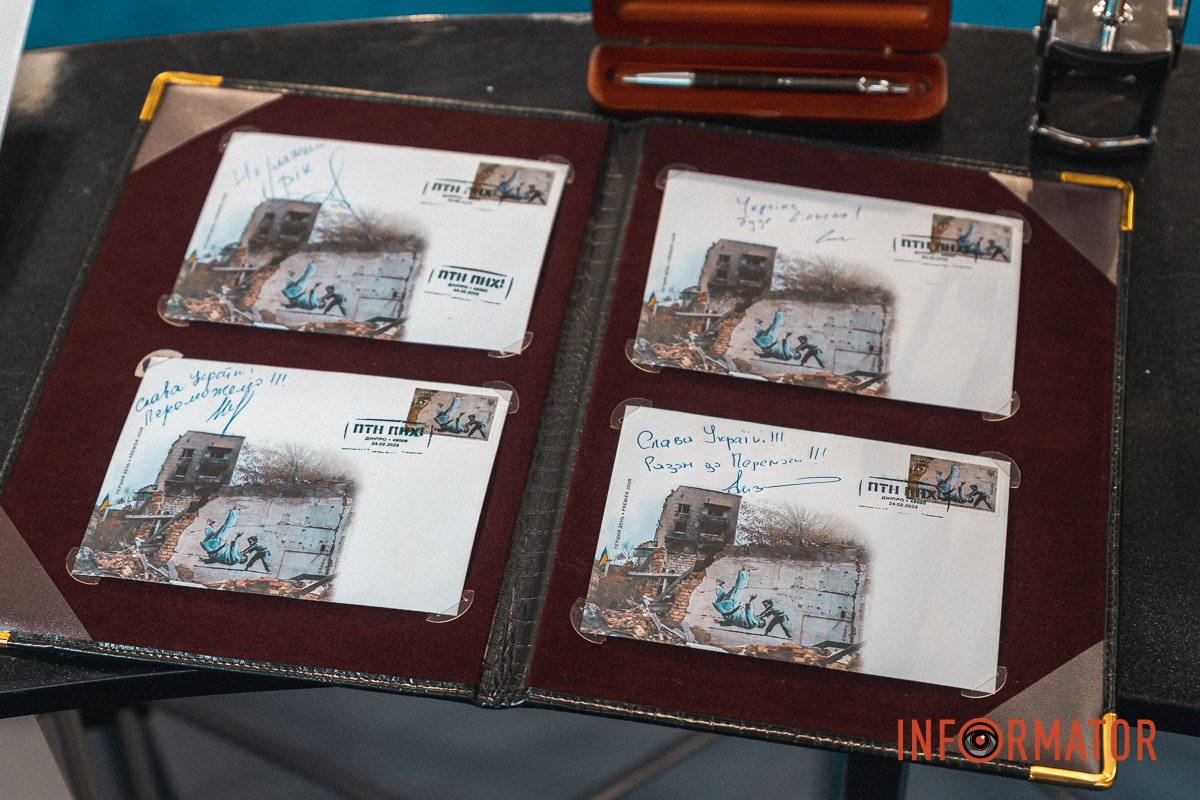 Хлопчик кидає в “іппон” спортсмена дзюдоїста Хлопчик кидає в “іппон” спортсмена дзюдоїста