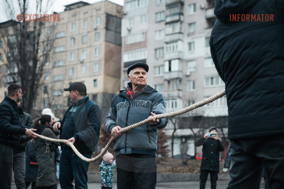 У перетягуванні канату змагалися лише чоловіки У перетягуванні канату змагалися лише чоловіки