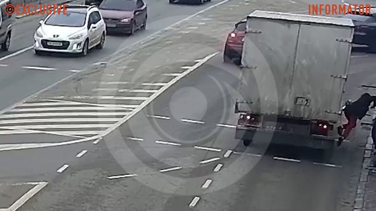 В Днепре на Коцюбинского грузовик на переходе сбил женщину: видео момента ДТП
