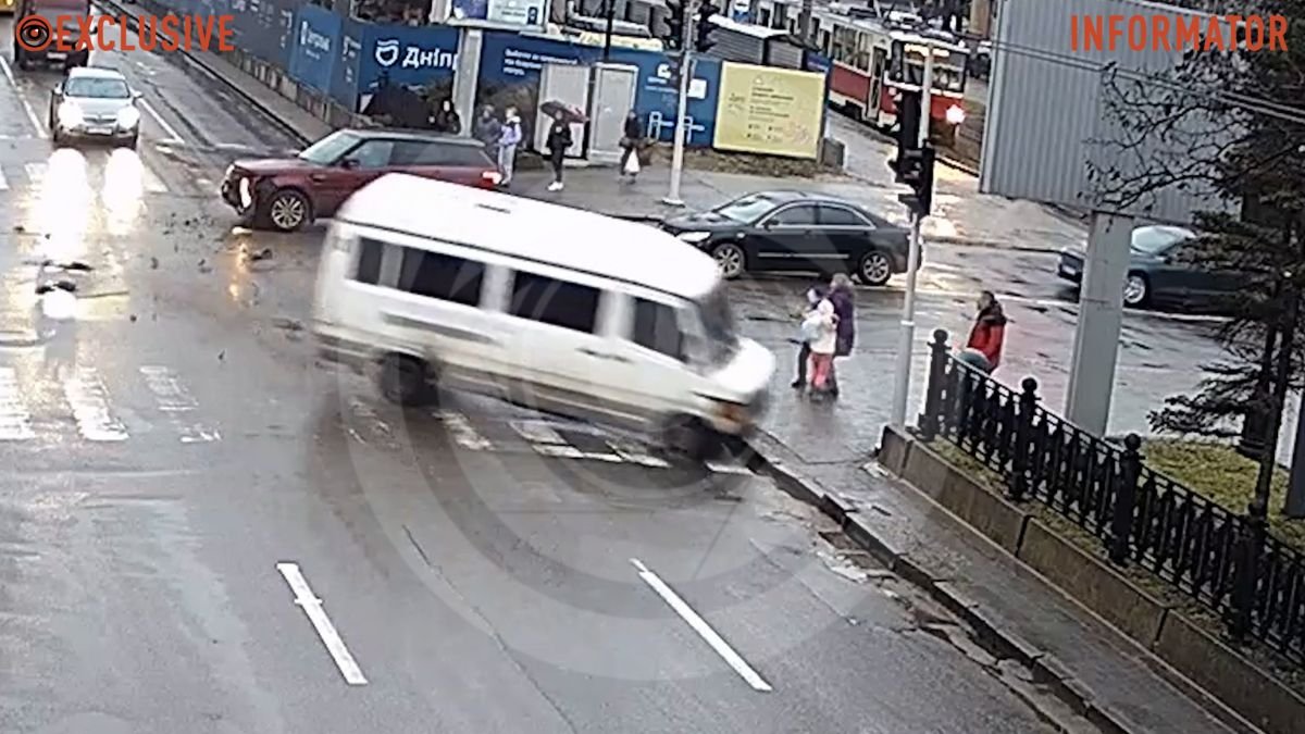 Видео момента ДТП: в Днепре на Яворницкого Land Rover врезался в Mercedes, тот едва не снес женщину с детьми