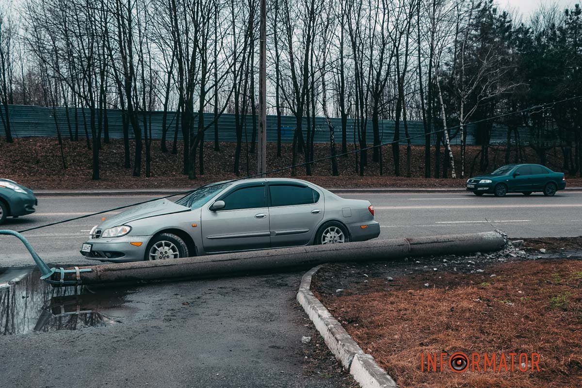 Там Nissan врізався у стовп Там Nissan врізався у стовп