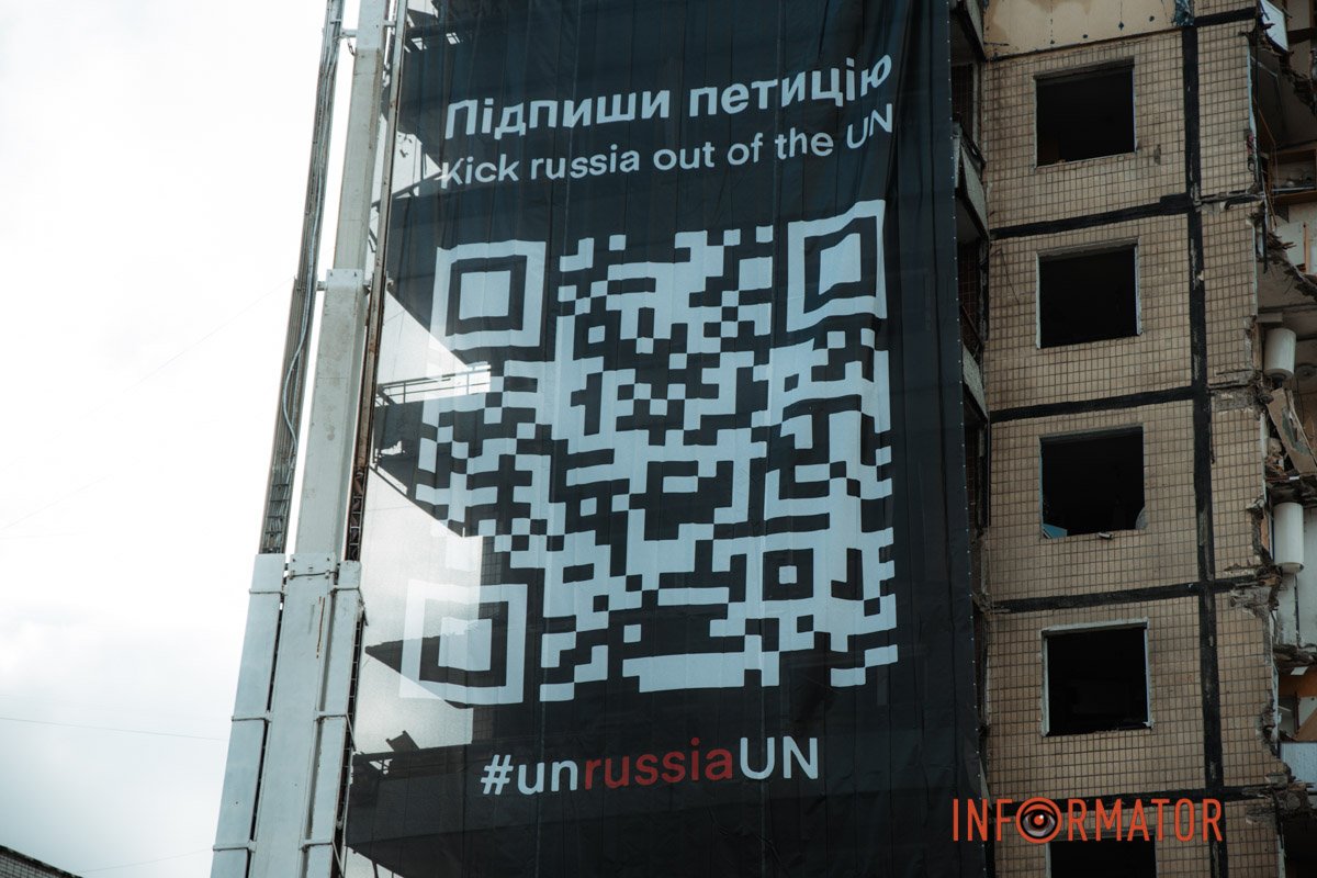 Схожий банер вивішували на одному зі зруйнованих ворогом житлових будинків Бородянки