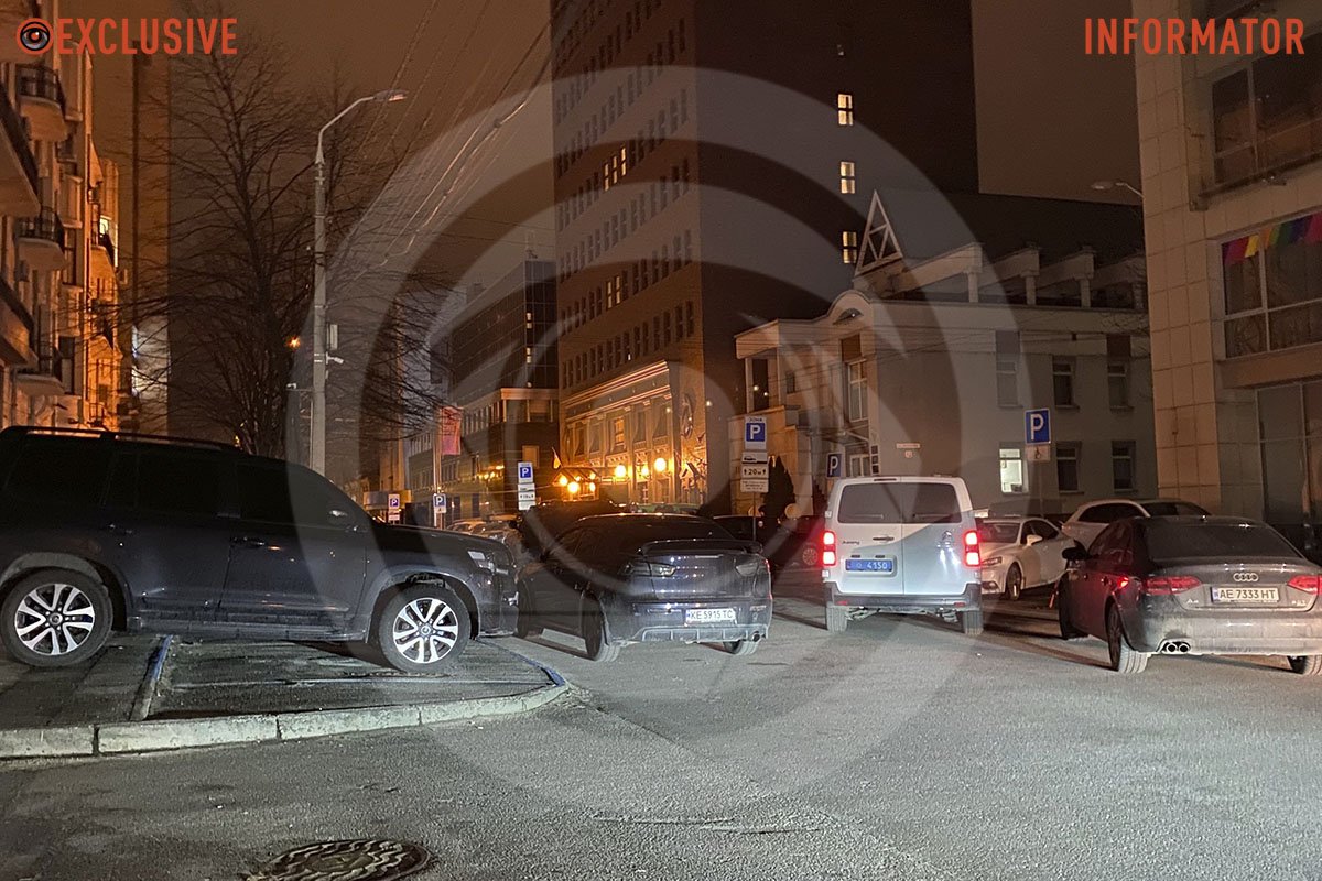 На асфальті лежали 5 чоловіків На асфальті лежали 5 чоловіків