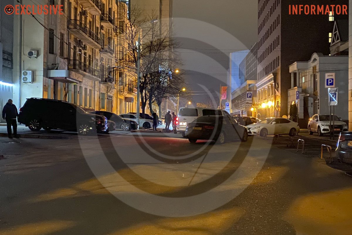 Сюди приїхали приблизно 20 людей, які перекрили вулицю машиною Сюди приїхали приблизно 20 людей, які перекрили вулицю машиною