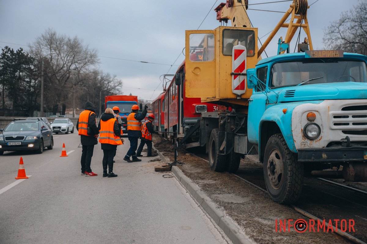 За допомогою крану вагон поставили на рейки