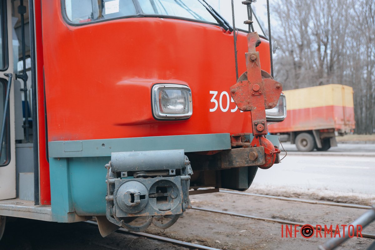 Трамвай №12 зійшов з рейок