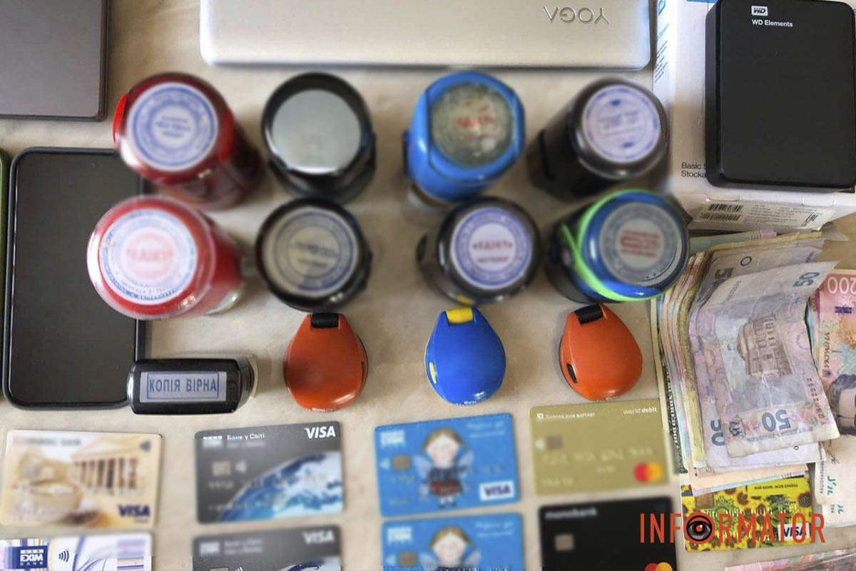 Знайшли, також, банківські картки, через які виводилися викрадені кошти, мобільні телефони, комп’ютерну техніку Знайшли, також, банківські картки, через які виводилися викрадені кошти, мобільні телефони, комп’ютерну техніку