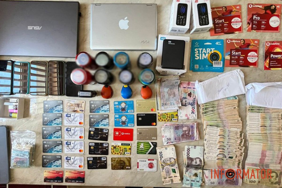 Правоохоронці вилучили документи про функціонування фіктивних підприємств, печатки та штампи, Правоохоронці вилучили документи про функціонування фіктивних підприємств, печатки та штампи,