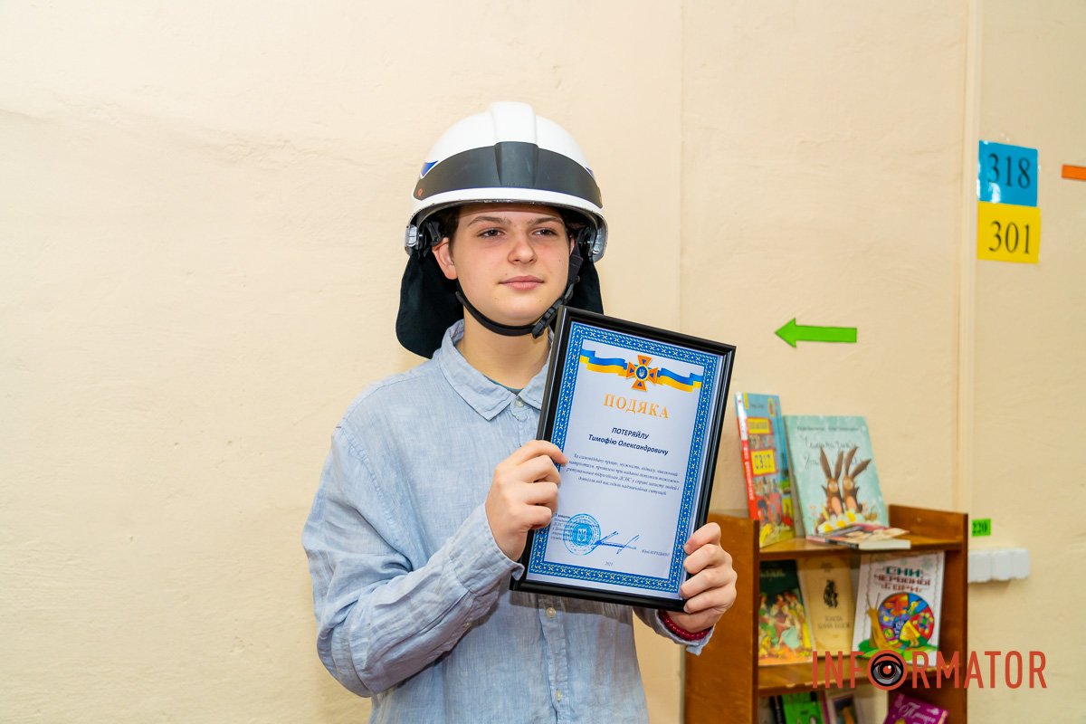 Рятувальники не обділили увагою юного побратима та нагородили хлопця Рятувальники не обділили увагою юного побратима та нагородили хлопця