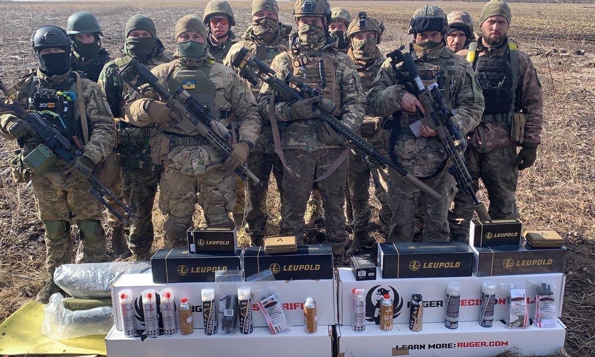Волонтери Юрій Голик та Олександр Карпюк передали 35-й окремій бригаді морської піхоти ім. контр-адмірала Михайла Остроградського чотири снайперські гвинтівки Ruger у калібрі 0.338 LM Волонтери Юрій Голик та Олександр Карпюк передали 35-й окремій бригаді морської піхоти ім. контр-адмірала Михайла Остроградського чотири снайперські гвинтівки Ruger у калібрі 0.338 LM