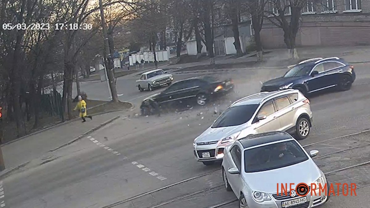 Видео момента ДТП: в Днепре на Богдана Хмельницкого Mercedes врезался в Infiniti и чуть не снес женщину на тротуаре