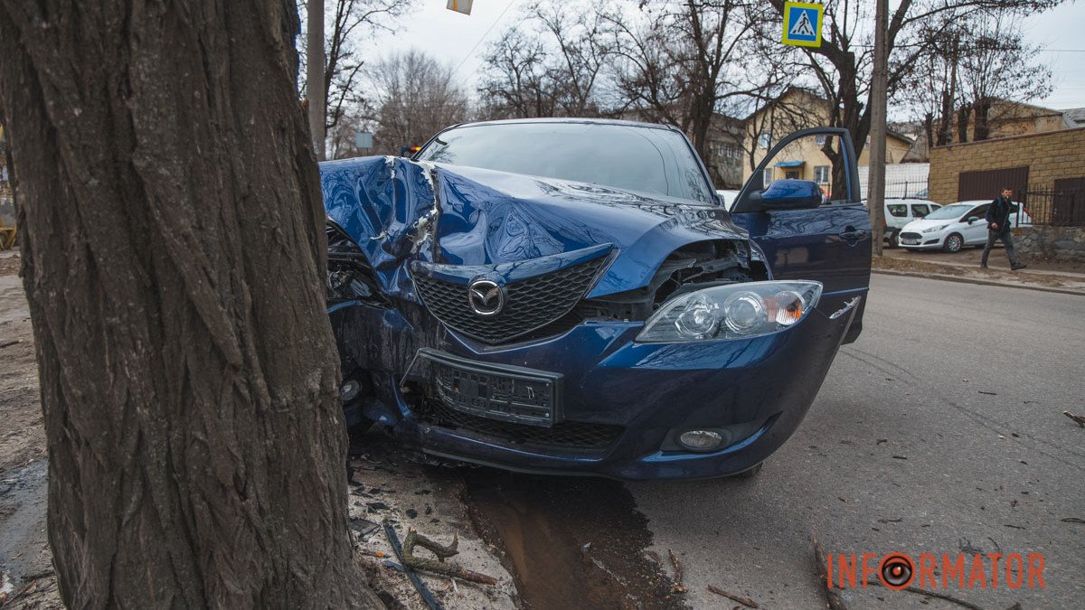 У Дніпрі на Юрія Савченка Mazda врізалася в дерево: постраждала дівчина