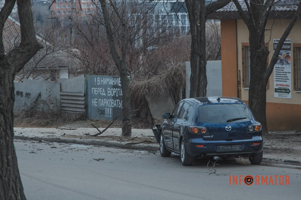 Авто врізалося в дерево Авто врізалося в дерево