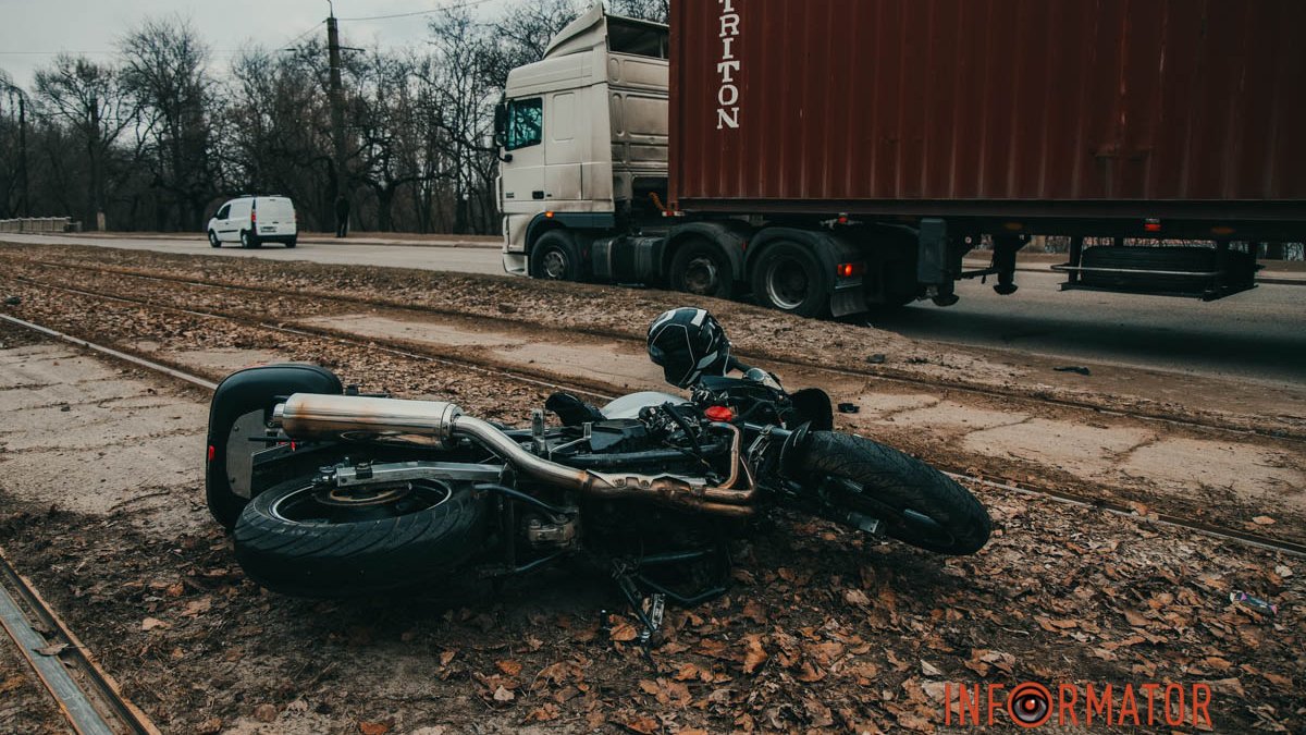 У Дніпрі на Кротова мотоцикліст врізався у вантажівку: чоловік травмувався