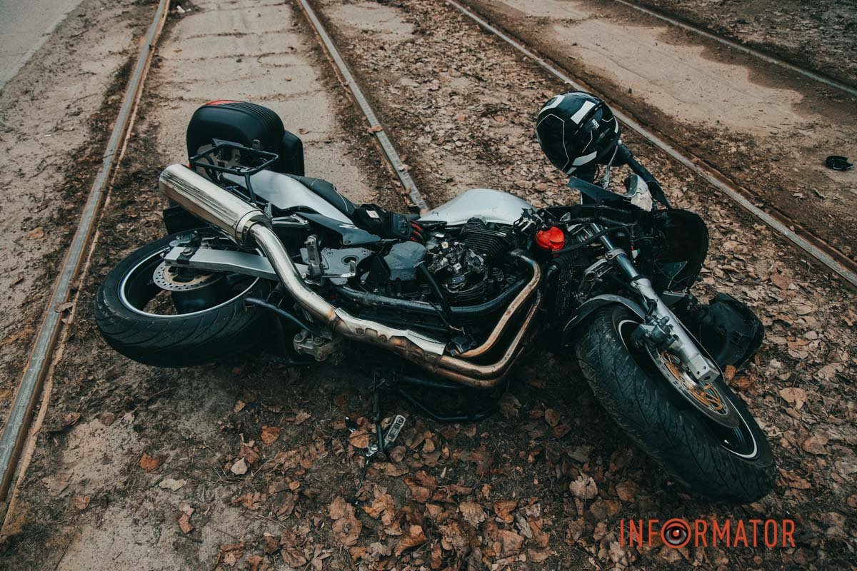 За попередніми даними, водій двоколісного врізався в припарковану фуру За попередніми даними, водій двоколісного врізався в припарковану фуру