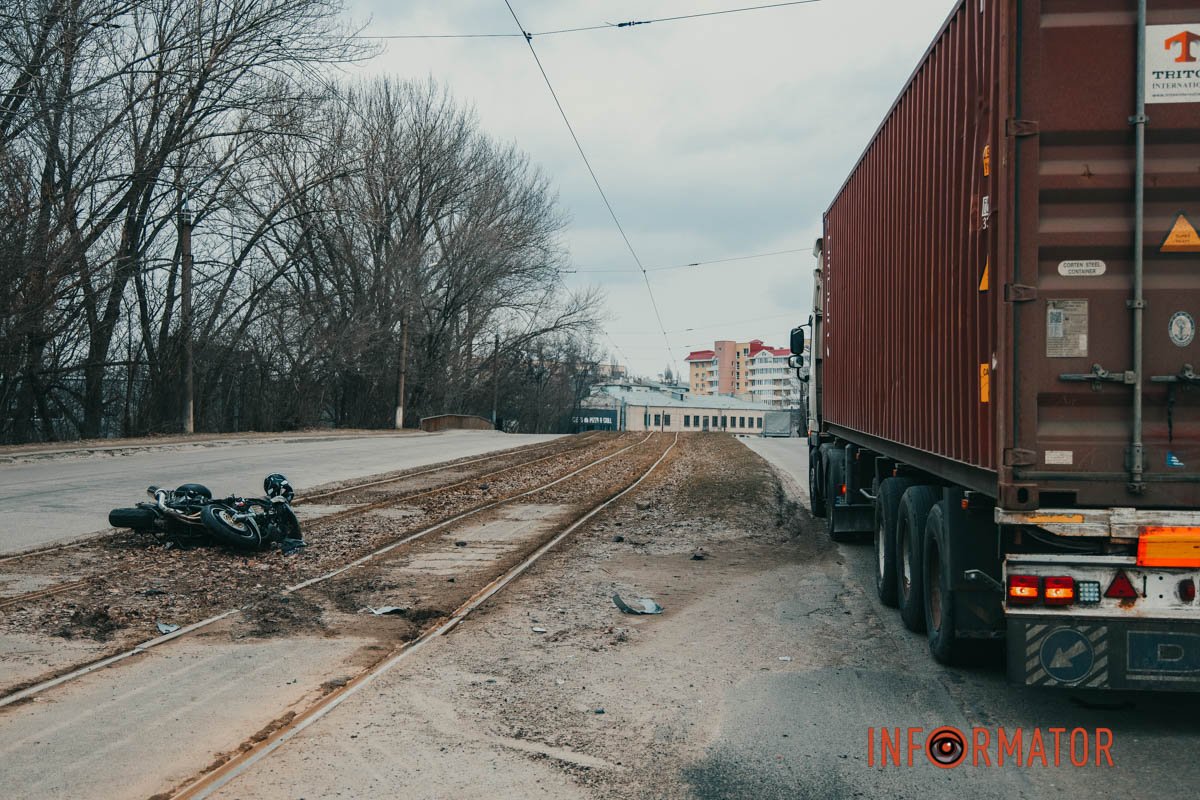Там мотоцикліст врізався у вантажівку Там мотоцикліст врізався у вантажівку