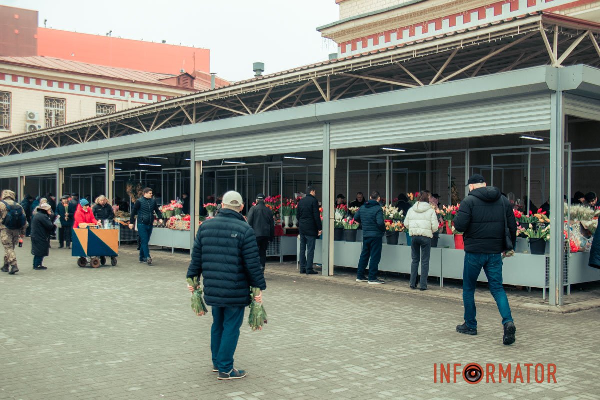 Скільки у Дніпрі коштують квіти на 8 березня 1