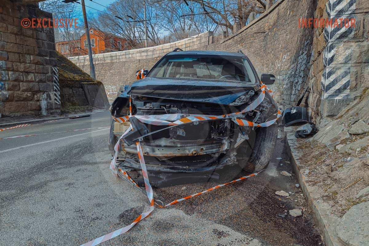 Станом на 10:00 автівка все ще на дорозі