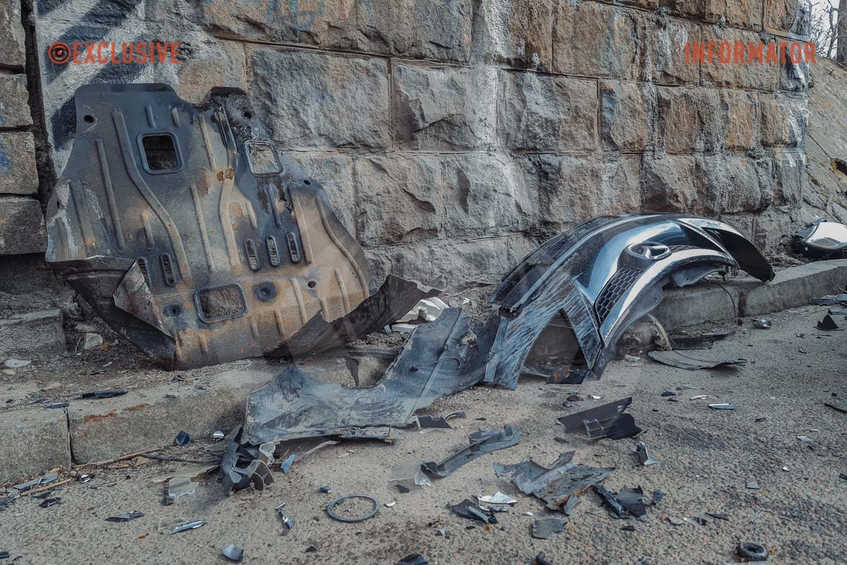 Уламки на дорозі