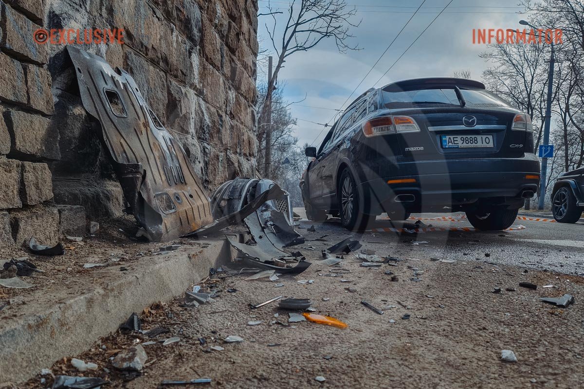 Mazda врізалася в «Стінку Цоя»