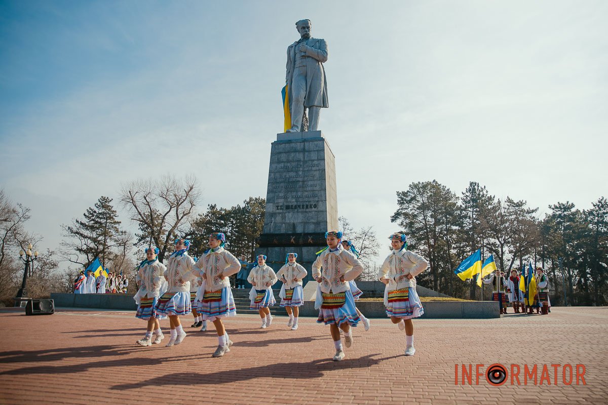 Дніпряни привітали Шевченка з днем народження Дніпряни привітали Шевченка з днем народження