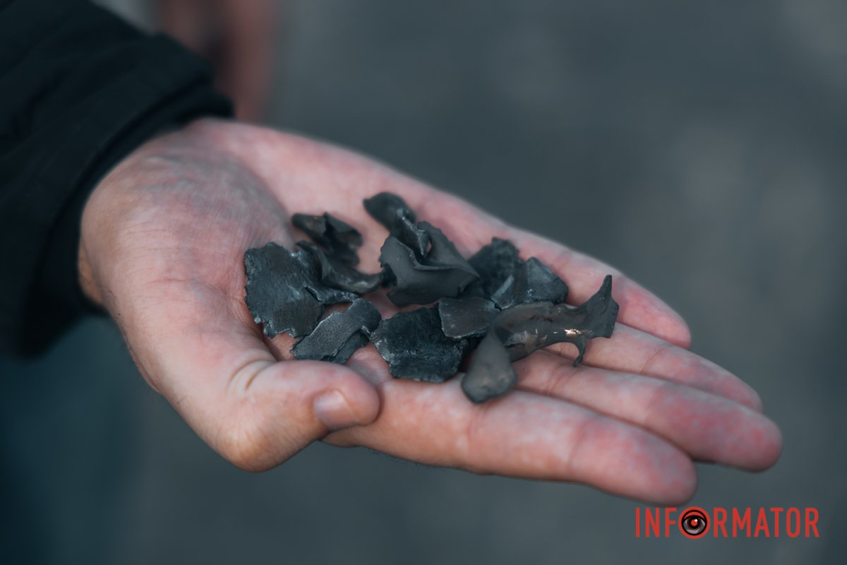 Уламки ворожої ракети Уламки ворожої ракети