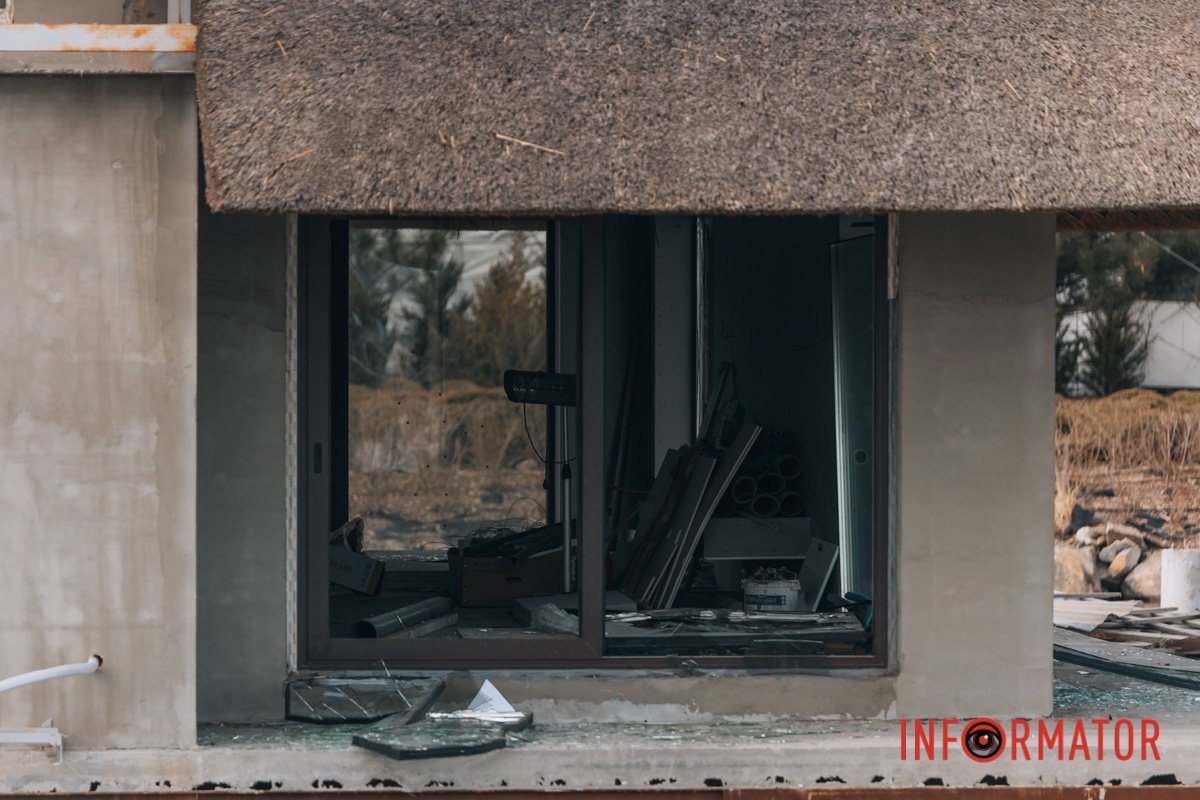 Вікно винесло разом із рамою Вікно винесло разом із рамою