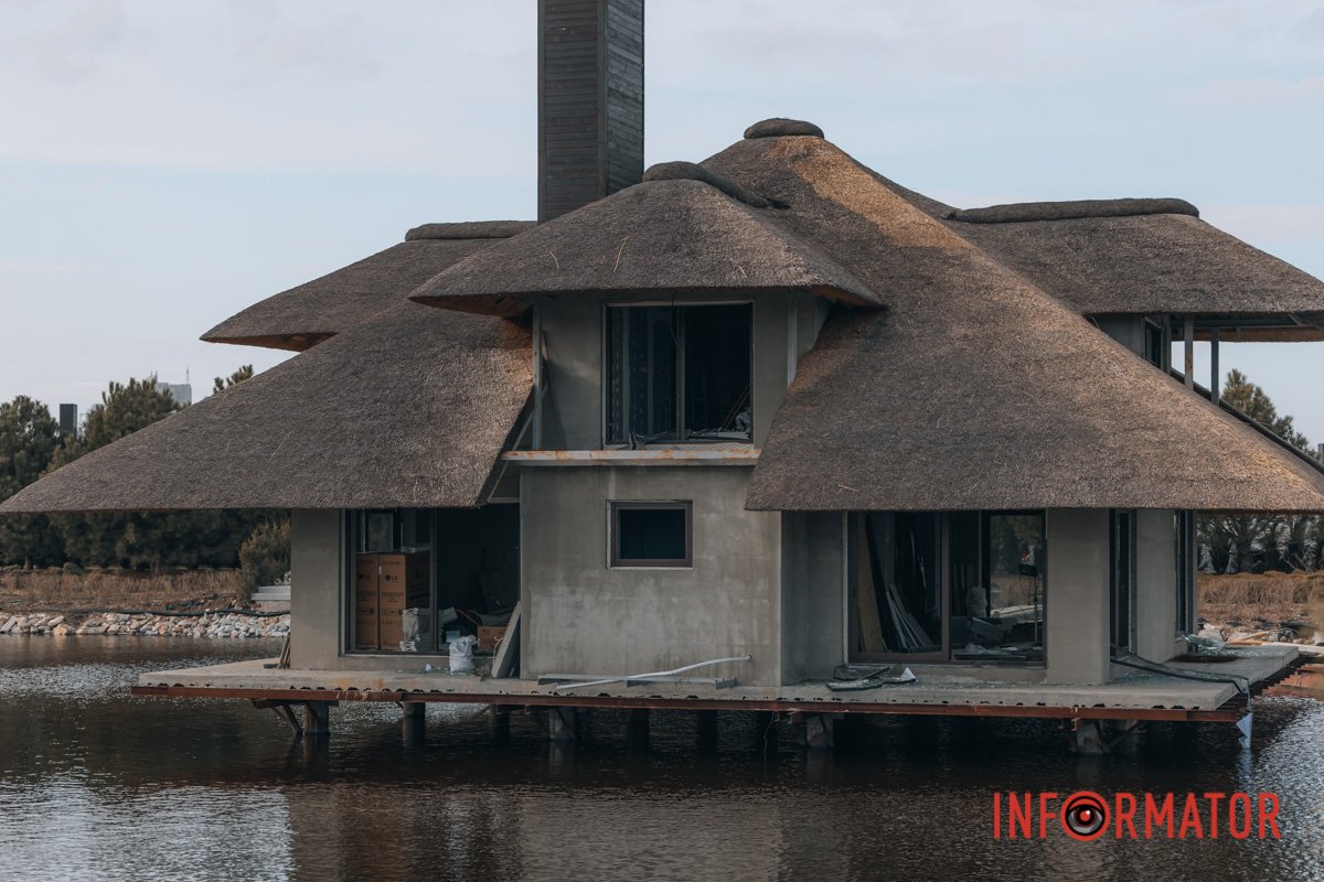 Будиночок в яхт-клубі, вибуховою хвилею вибило всі вікна Будиночок в яхт-клубі, вибуховою хвилею вибило всі вікна