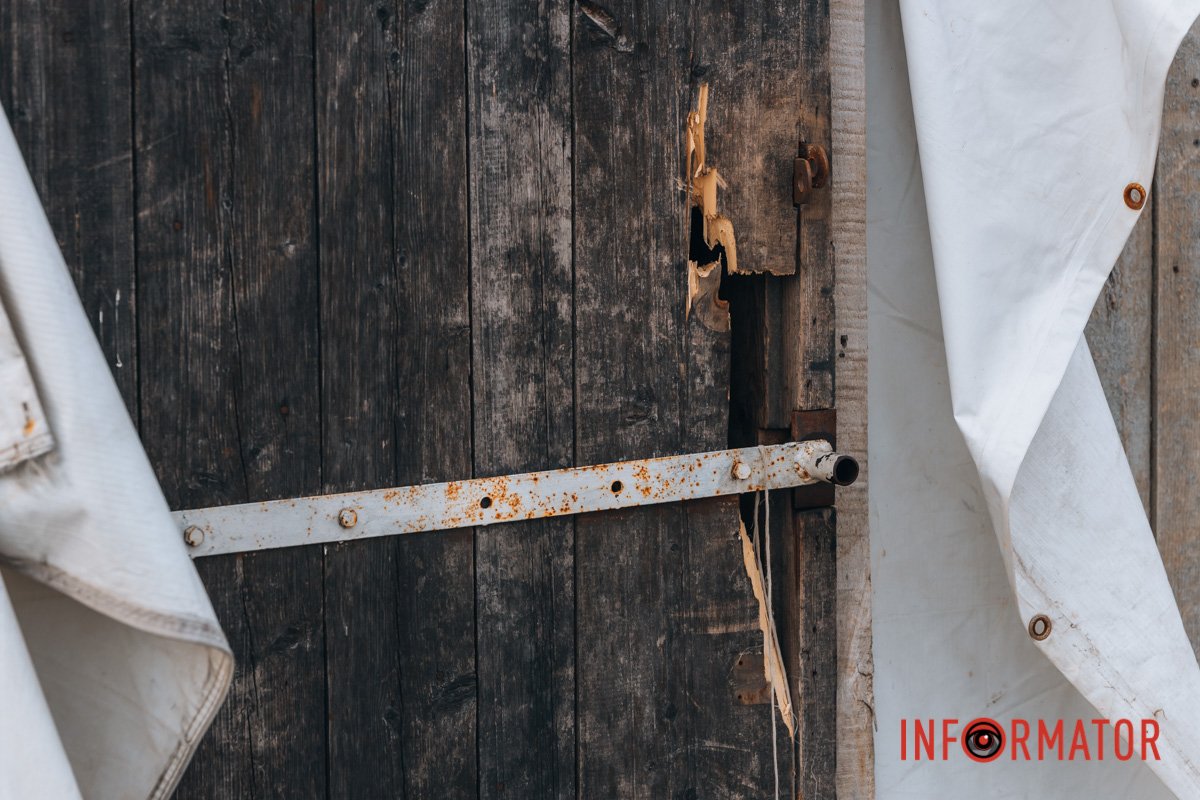 Двері зимівника для тварин теж винесло Двері зимівника для тварин теж винесло