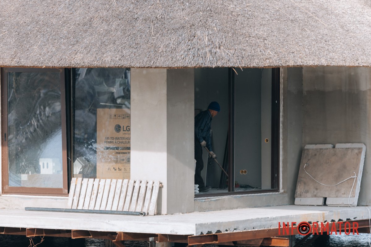 Робітники прибирають розбите скло Робітники прибирають розбите скло