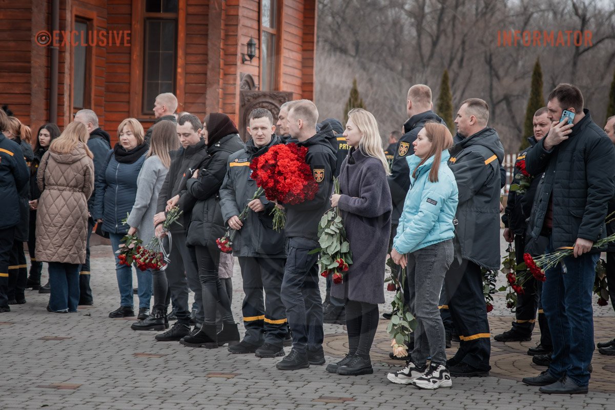 Люди приносили квіти