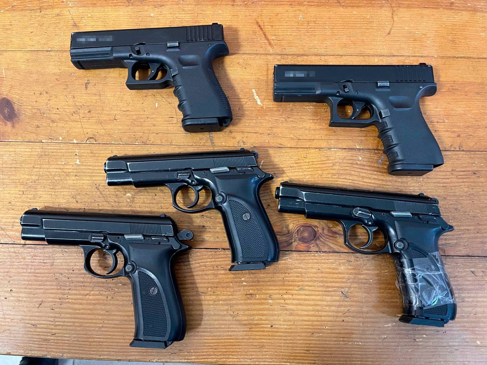 10 березня пройшли 23 обшуки у Дніпрі, Києві та Павлограді. В їх рамках вилучили рушницю, пістолети, близько тисячі набоїв, магазини до автомата, автомобіль, 400 одиниць комп’ютерної техніки та інші речові докази 10 березня пройшли 23 обшуки у Дніпрі, Києві та Павлограді. В їх рамках вилучили рушницю, пістолети, близько тисячі набоїв, магазини до автомата, автомобіль, 400 одиниць комп’ютерної техніки та інші речові докази