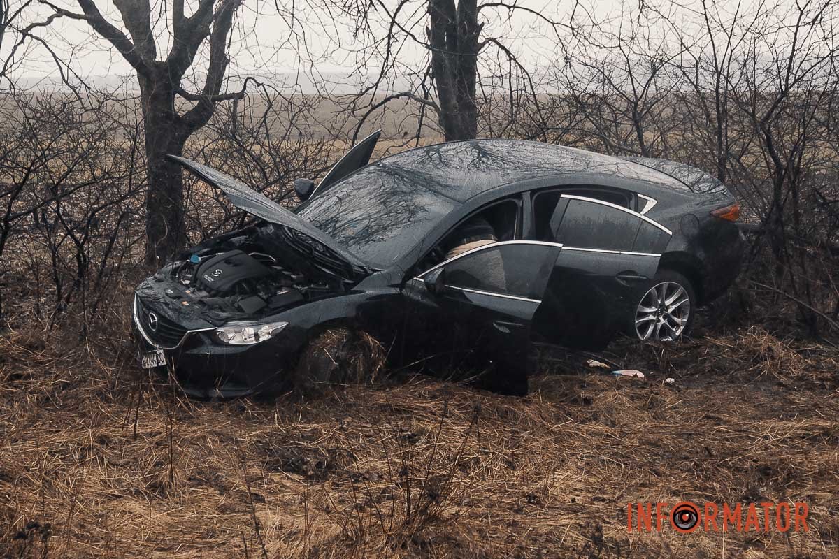 На Запорожском шоссе Mazda вылетела с дороги: пострадали три человека