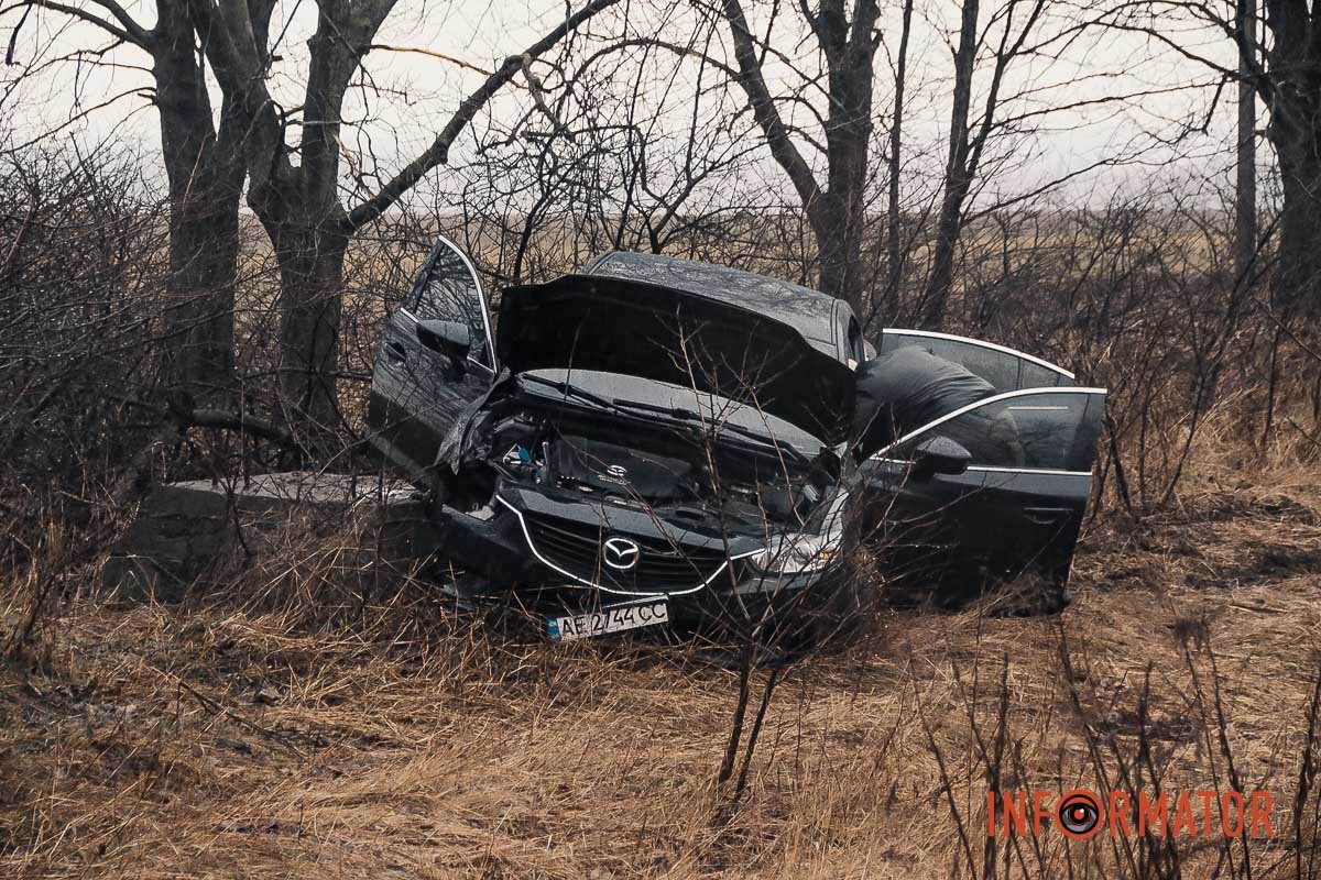 На Запорожском шоссе Mazda вылетела с дороги: пострадали три человека