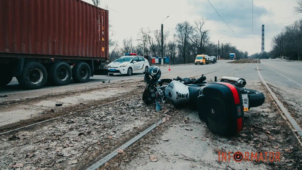В Днепре на Кротова мотоциклист врезался в грузовик: нужна помощь свидетелей